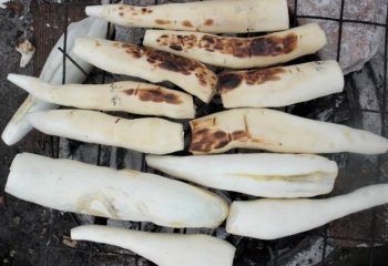 Cassava being roasted on the roadside in Nairobi market, Kenya Ⓒ Adeka et al., 2005